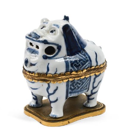 null Qun Ni en porcelaine blanche, décoré en bleu sous couverte à motifs de grecs...