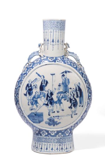 null Vase en porcelaine bleue sur fond blanc à décor de semis de végétaux stylisés,...