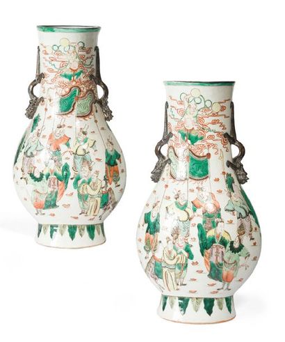 null Paire de grands vases en porcelaine de la famille verte à décors de scènes de...