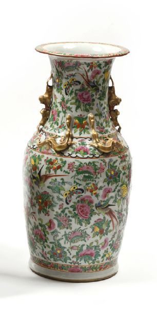 null Vase en porelaine et émaux de la famille rose à décor de fl eurs et papillons....