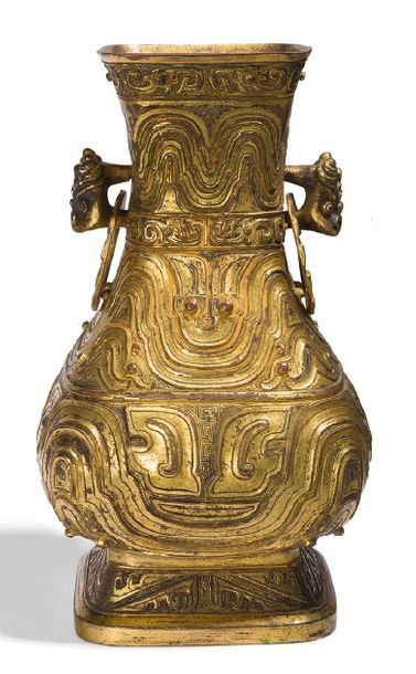 null Vase Hu en bronze doré, style archaïsant, à décor incisé de motifs taotie et...