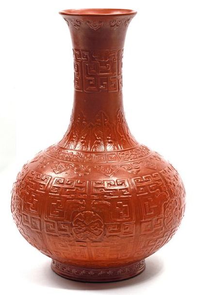 null Vase bouteille en porcelaine émaillée corail à décor archaïsant en léger relief...