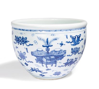 null Petite vasque en porcelaine bleu blanc, à décor d'objets mobiliers.
Chine, fin...