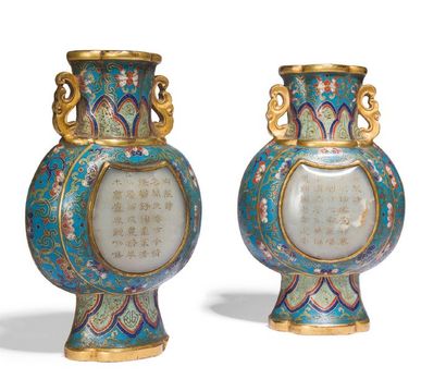 null Paire de vases d'applique en bronze et émaux cloisonnés, à décor de lotus et...