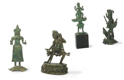 null Ensemble de quatre statuettes en bronze patiné dont deux sujets de Vishnu, un...