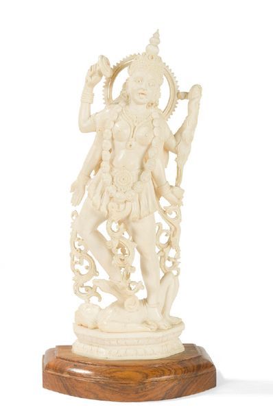 null Durga en ivoire sculpté
Travail Indien. Vers 1930
H. 30 cm