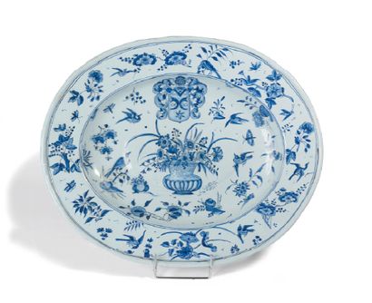 NEVERS - XVIIIème siècle 
Plat ovale en faïence bleue sur fond blanc à décor de vase...