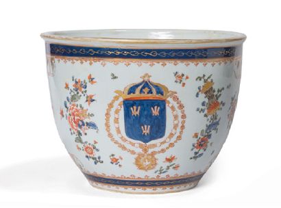 null Cache pot en porcelaine polychrome et dorée sur fond blanc, à décor de semis...