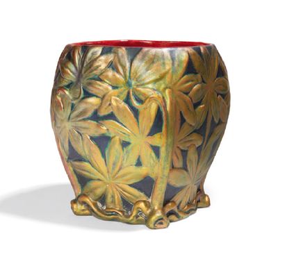 VILMOS ZSOLNAY (1828-1900) 
Vase en céramique émaillée à décor végétal polychrome...