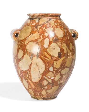 null Vase tonnelet en brèche. Les anses percées.
Style égyptien H. 14,5 cm