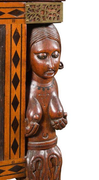 null Cabinet Indo-Portugais dit CONTADOR en bois exotique sculpté, mouluré et patiné,...