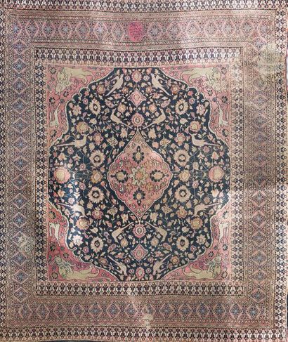 null Tapis de Yazd en laine polychrome à décor de médaillon central polylobé, fl...