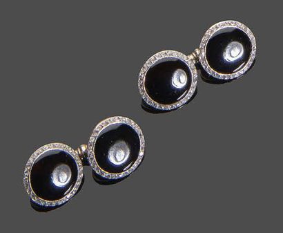 null Paire de boutons de manchettes en platine, sertis de petits diamants de taille...