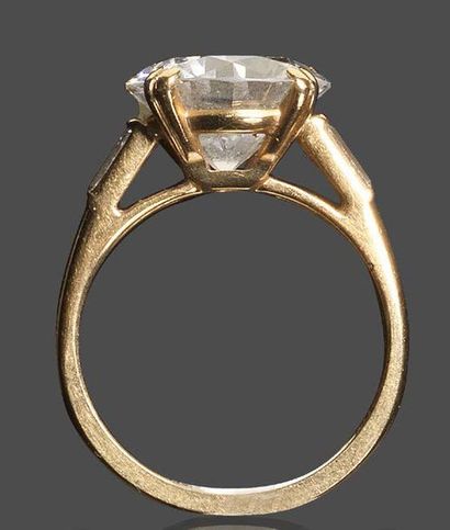 BOUCHERON Bague en or jaune sertie d'un important diamant pesant 5,10 carats.
Monture...