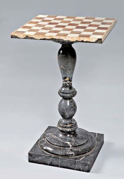  TABLE ÉCHIQUIER en marbre gris Sainte- Anne, le plateau carré en marbre polychrome...
