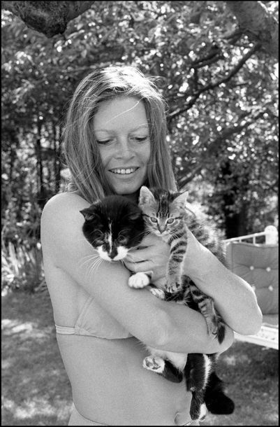 null Leonard de Raemy

Brigitte Bardot a Bazoches avec ses chats 

Tirage argentique...