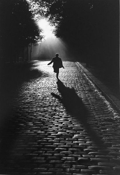 null 454 The man who runs Paris 1953 

43.5 x 29.5 cm print signed and titled in...