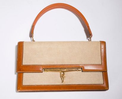 HERMES Palonnier
Handbag in natural "Courchevel" calfskin, beige "H" canvas.
Gold...