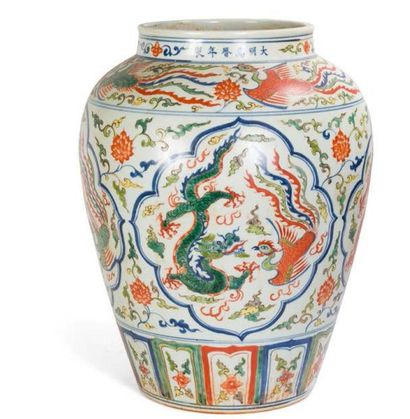 null Grande jarre en porcelaine et émaux de style Wucai, à décor de dragons et phénix.
Chine,...