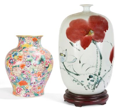 null Vase en porcelaine à décor de type mille fleurs.
Copie du musée Guimet. H. 29...
