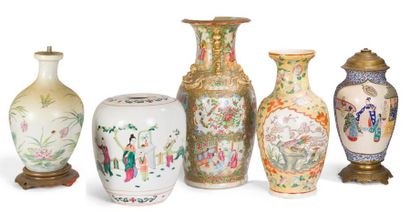 null Lot de cinq vases en porcelaine comprenant:. un vase de Canton à décor famille...