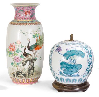 null Deux porcelaines: Vase à décor de paons en émaux style famille rose et calligraphies;...