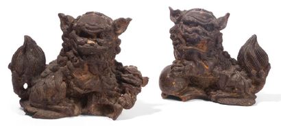 null Couple de chiens de Fô en bronze anciennement doré, l'un tenant la boule symbolisant...