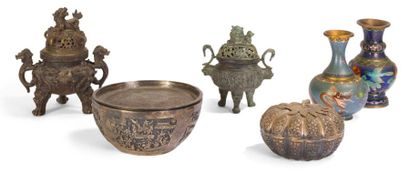 null Lot de six petits objets en bronze comprenant:. Deux brûle-parfums, Japon, fin...