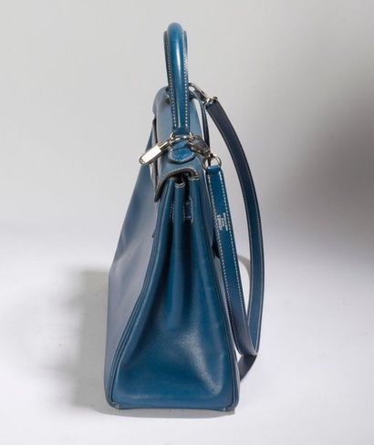 HERMES Kelly. 30 cm
Handbag in "Box" blue jeans. Palladium silver plated metal trim.
Year...