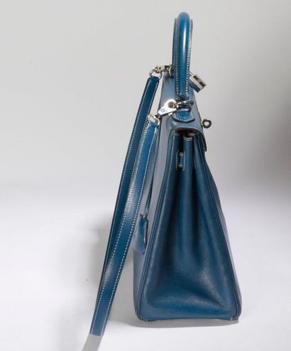 HERMES Kelly. 30 cm
Handbag in "Box" blue jeans. Palladium silver plated metal trim.
Year...