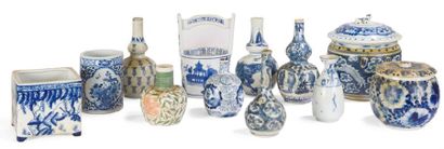 null Lot de douze porcelaines dont onze bleu/blanc, bouteilles, jardinière, porte-pinceaux,...