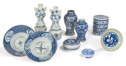 null A set of blue/white porcelain objects, including a pair of vases with floral...
