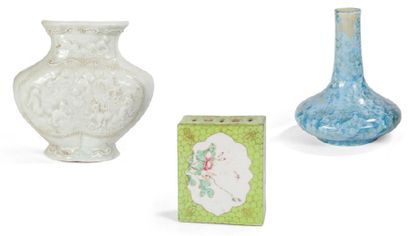 null Lot comprenant un vase d'applique en porcelaine et émail céladon, à décor de...