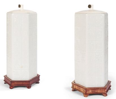 null Pair of hexagonal porcelain vases with calligraphy decoration.
China, 20th century
H....