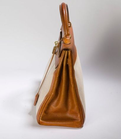 HERMES Kelly. 35 cm
Handbag in natural "Courchevel" calfskin, beige "H" canvas.
Gold...
