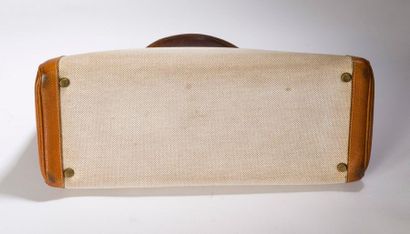 HERMES Kelly. 35 cm
Handbag in natural "Courchevel" calfskin, beige "H" canvas.
Gold...