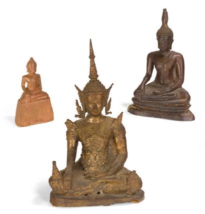 null Trois Bouddha, dont deux en bronze et un en bois, assis en méditation, prenant...