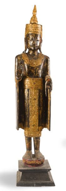 null Grand Bouddha en bois laqué noir et or.
Birmanie, XXe siècle
H. 114 cm
