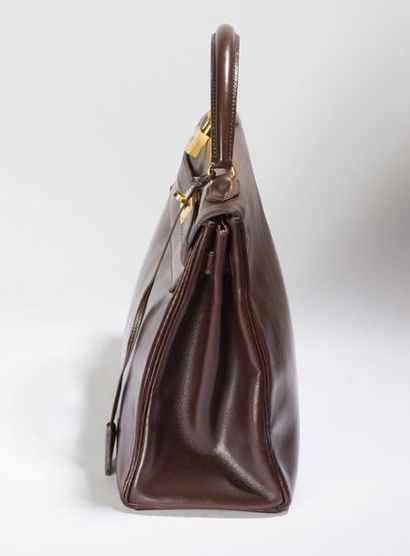 HERMES Kelly. 30 cm
Leather handbag "Box" brown. Gold plated metal trim