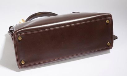 HERMES Kelly. 30 cm
Leather handbag "Box" brown. Gold plated metal trim