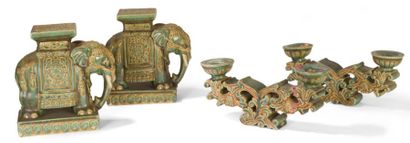 null Quatre objets en céramique émaillée vert: deux éléphants formant socle et deux...