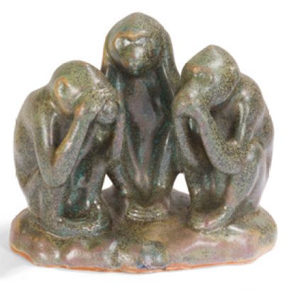 null Quatre objets en céramique émaillée vert: deux éléphants formant socle et deux...