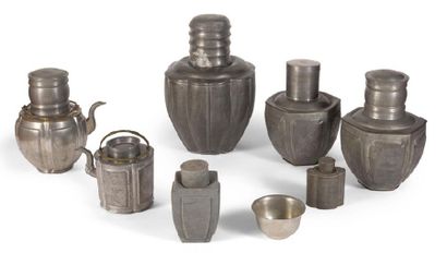 null Lot of eight pewter objects from the Canton region, including teapots and tea...