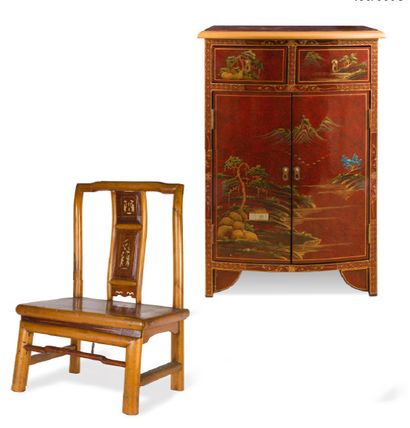 null Petit meuble « pharmacie », à multiples tiroirs.
Chine, XXe siècle.
Dim. 76...