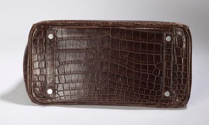 HERMES Birkin. 30 cm
Sac à main en crocodile marron (Crocodile Niloticus) II/B.
Garniture...