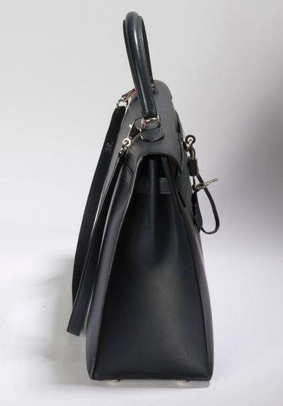 HERMES Kelly II. 35 cm
Calfskin handbag "Sombréro" dark blue.
Palladium silver plated...