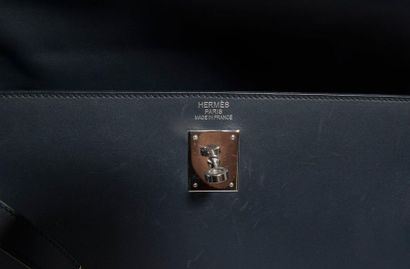HERMES Kelly II. 35 cm
Calfskin handbag "Sombréro" dark blue.
Palladium silver plated...