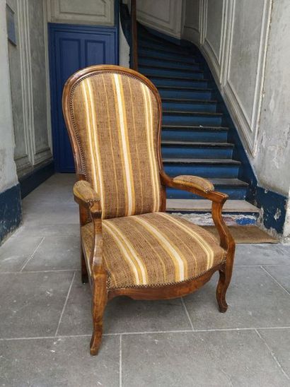 null Moulded and patinated mahogany "Voltaire" armchair with high straight
back Around...