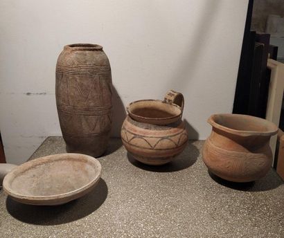 null Lot de huit pièces comprenant pots, vases, bols et gourdes en terre cuite à...