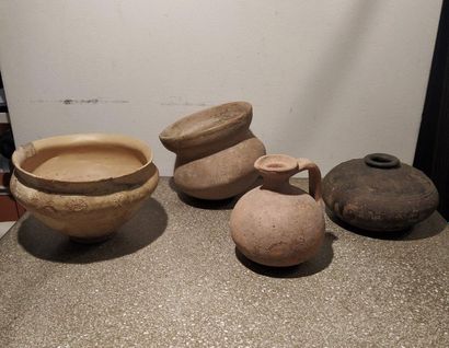 null Lot de huit pièces comprenant pots, vases, bols et gourdes en terre cuite à...
